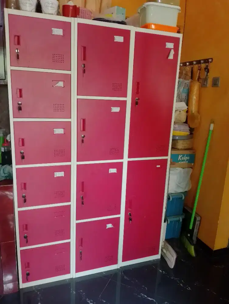 Lemari Arsip Warna Merah Krem