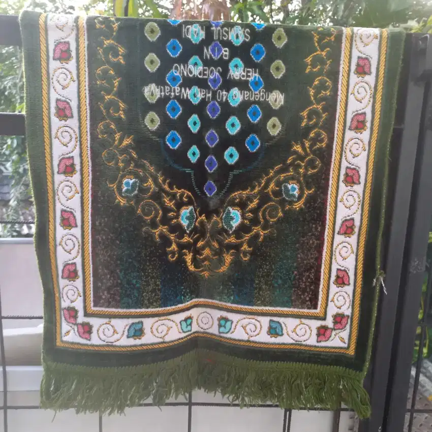 Sajadah bekas/preloved Hijau. Defect sedikit bagian pinggir.