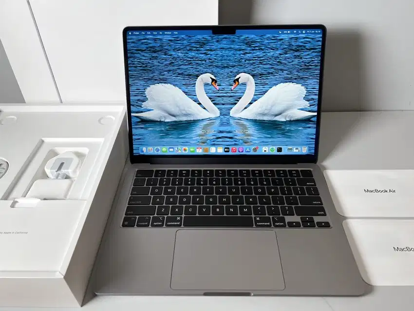 MacBook Air Retina 13” M2 2022 (Pemakaian 2 bln)