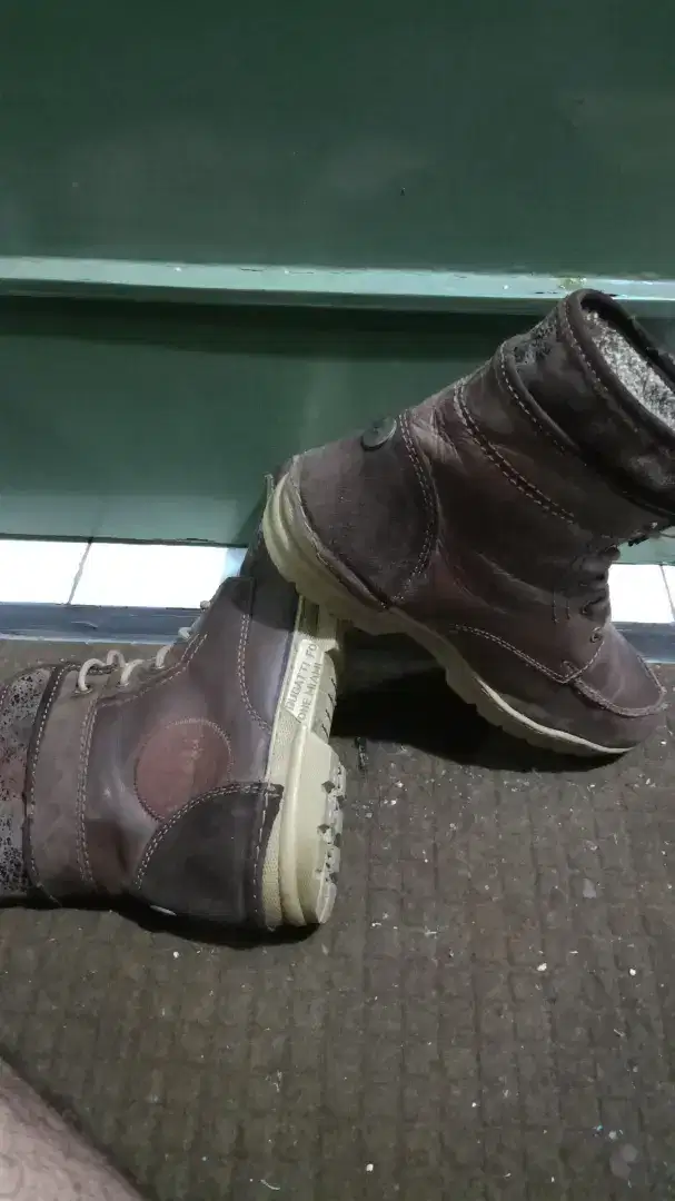 Sepatu boot merek Bugatti.