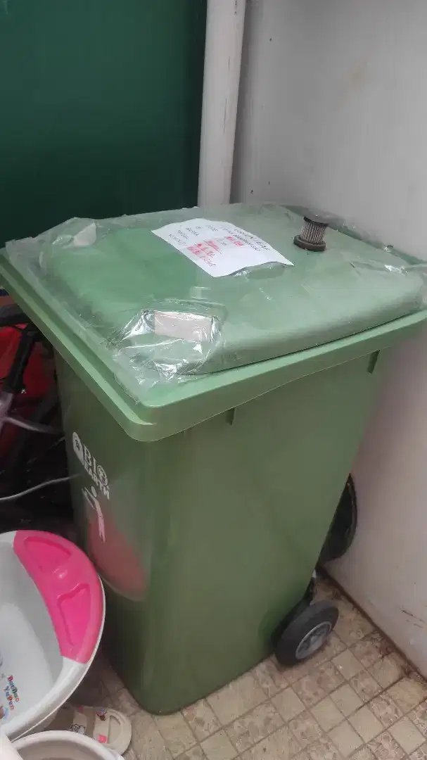 Tempat Sampah Besar