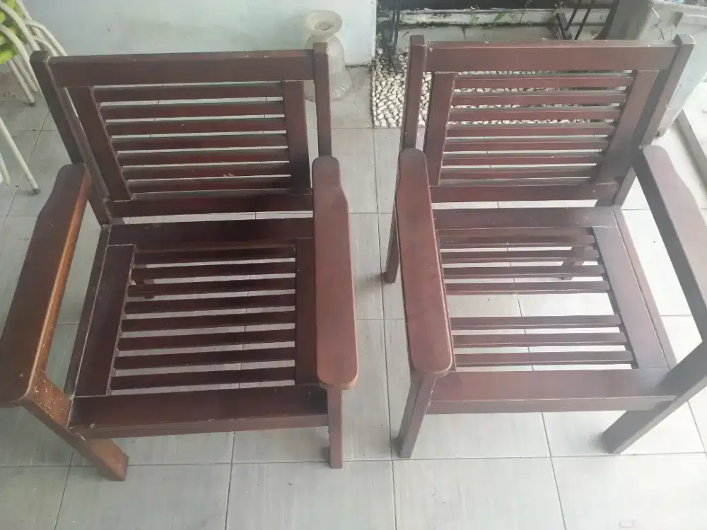 Kursi kayu cokelat ( 2)