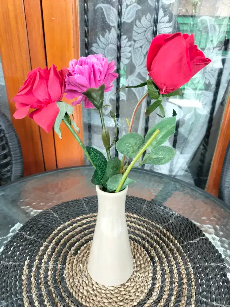 Vas bunga keramik with bunga mawar