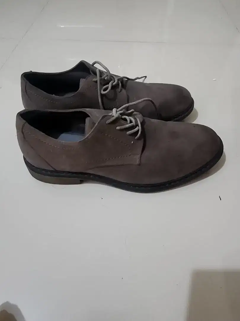 Sepatu Cole size 41 Warna abu abu