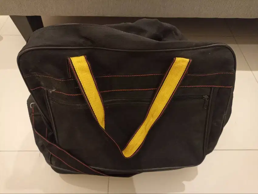 Expandable Travelling Bag Hitam dengan Roda