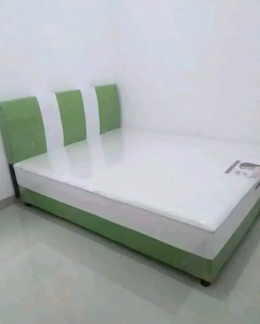 Springbed putih garis hijau
