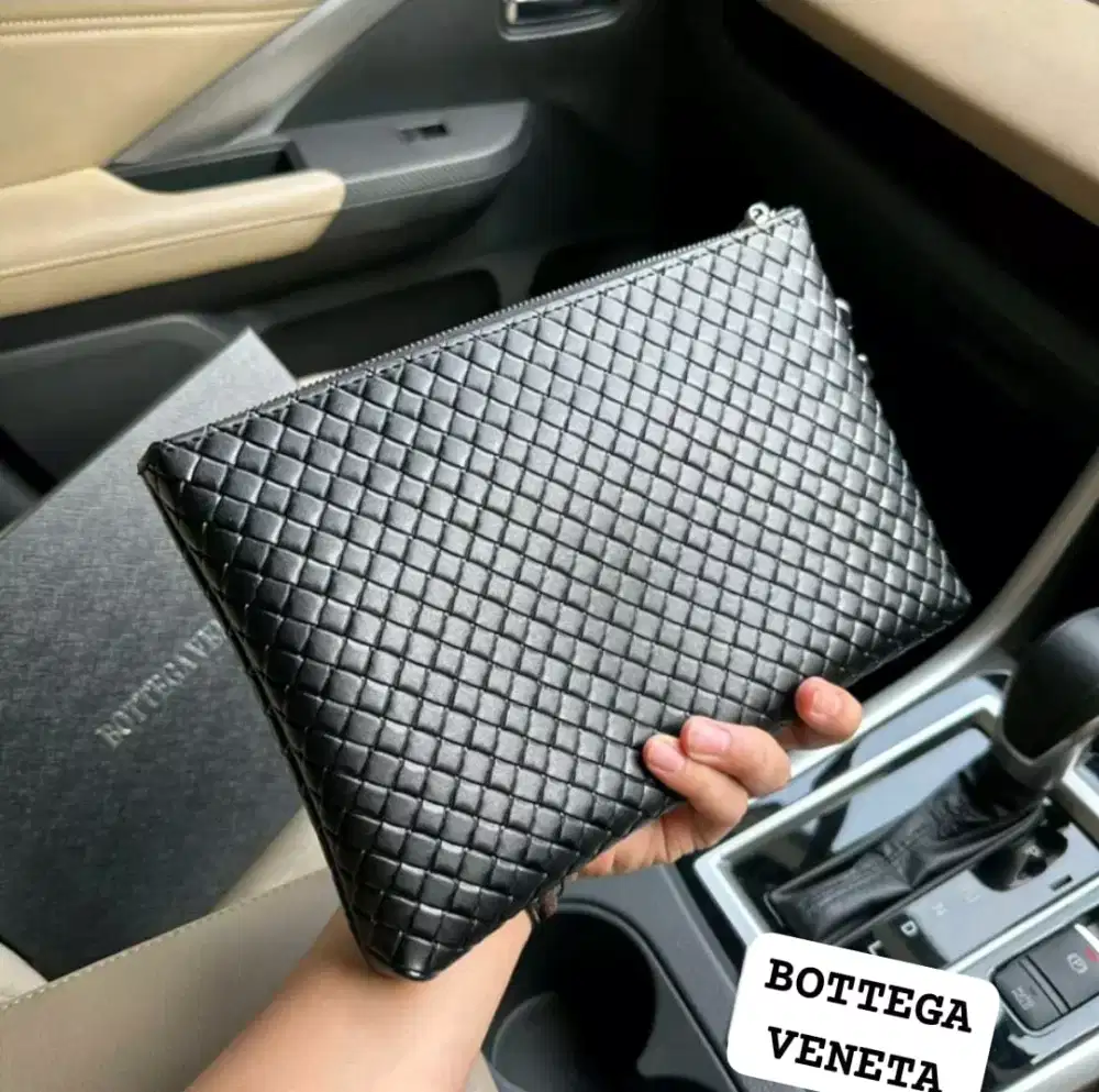 CLUTCH BOTTEGA VENETA MEN POUCH BLACK CALF LEATHER