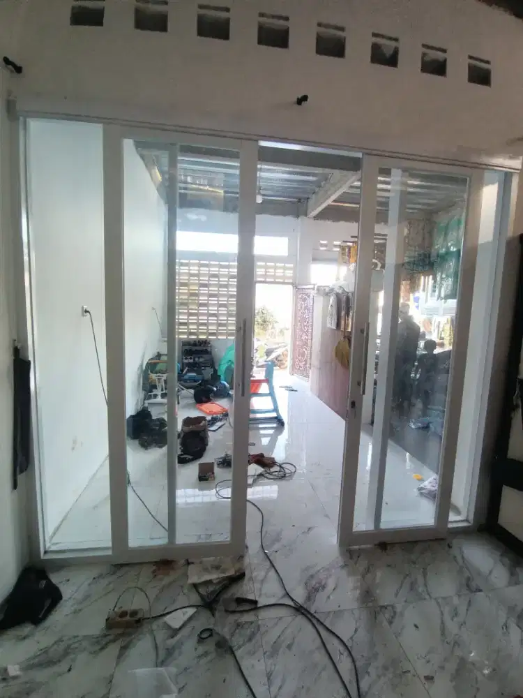 Menerima pemasangan partisi kusen aluminium untuk ruko