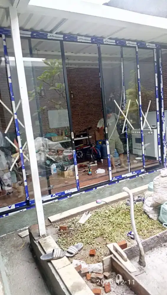 Partisi kaca aluminium