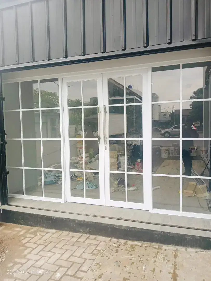 Kami siap memasang kusen pintu jendela alumunium dan partisi kaca