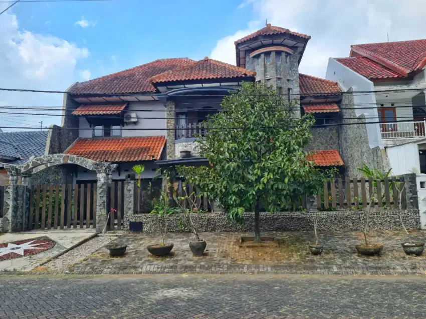 Rumah Etnis Murah Kawasan Elite Araya Row Jalan Lebar Luas 424 m2