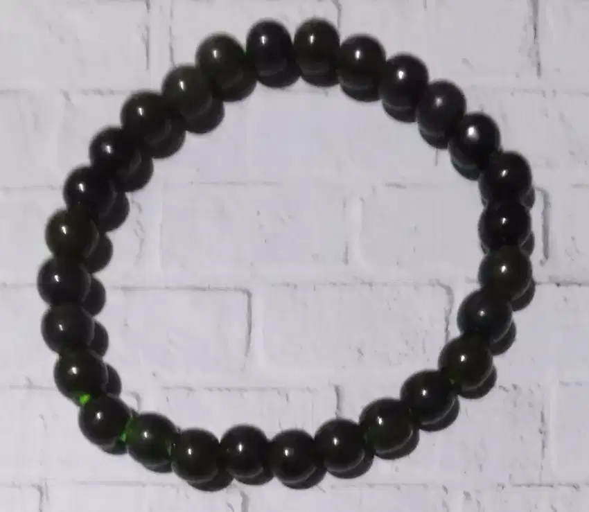 Gelang batu giok hitam