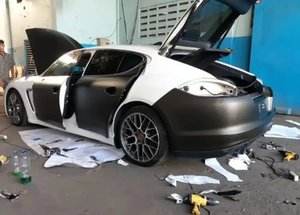 Ahli pasang stiker motor dan mobil