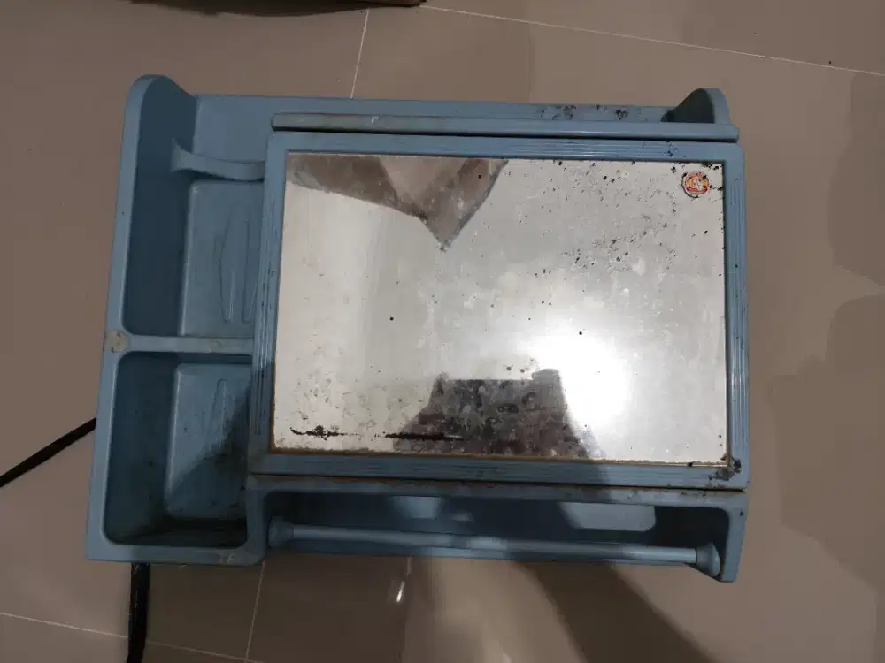 Lemari / rak tempat sabun kamar mandi ada kacanya