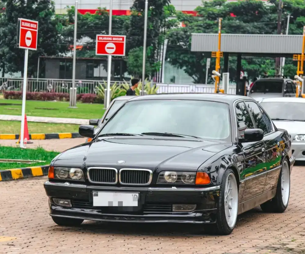 DIJUAL BMW E38 740i AT tahun 1994 - Mobil Bekas - 921769621