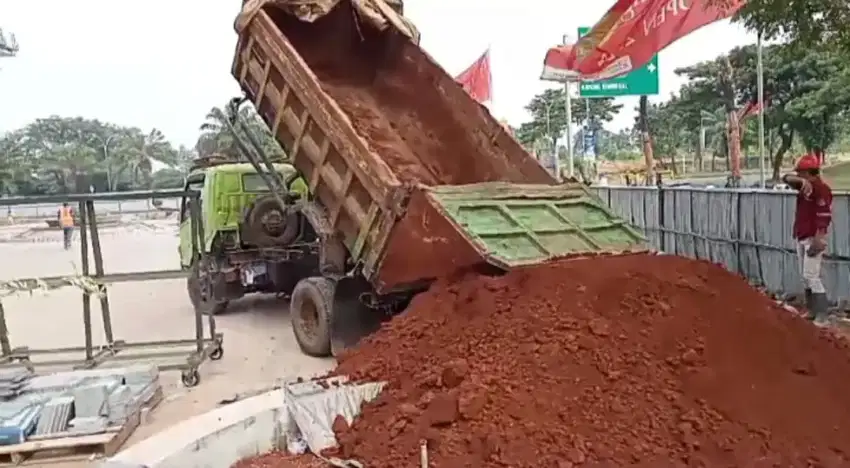 Pengurugan urug buang puing sampah urugan puing tanah merah campur