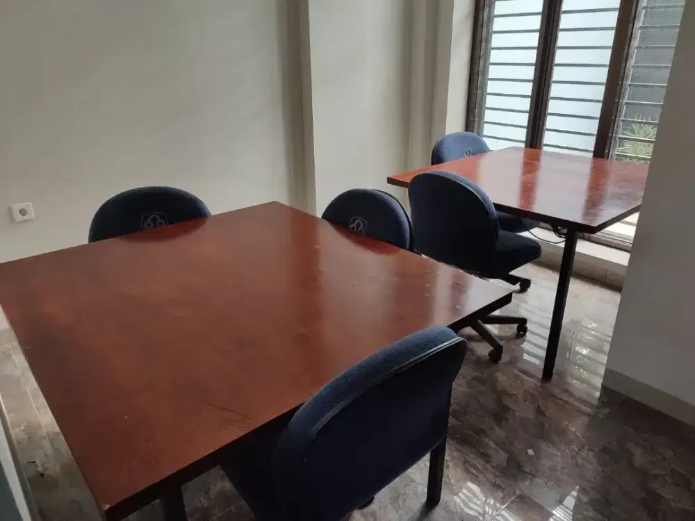 Meja dan kursi kantor