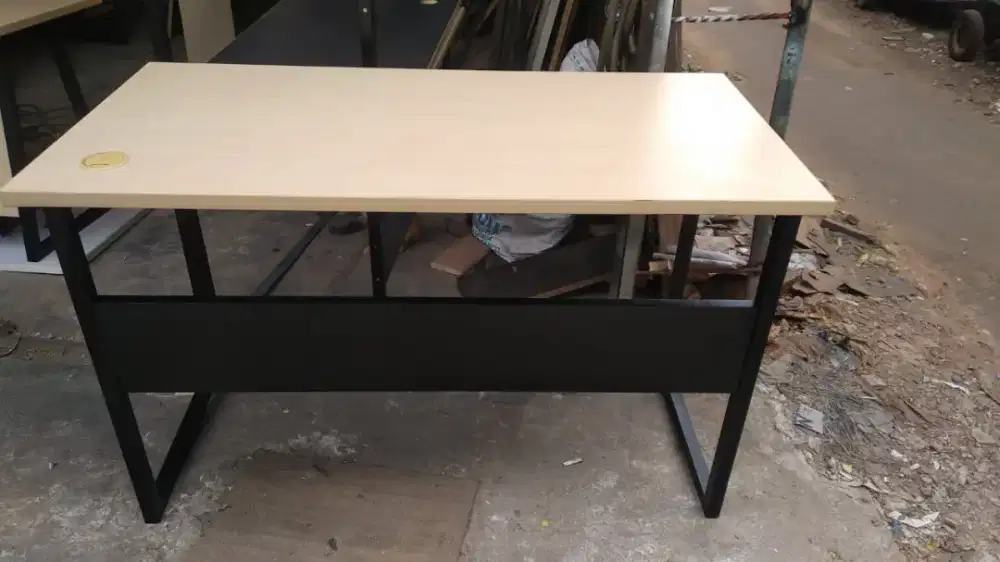 Set meja kerja dan kursi