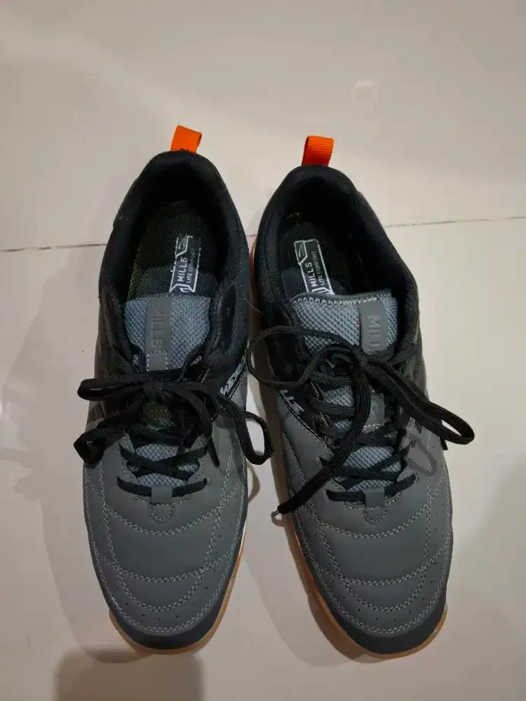 MILLS Sepatu Futsal Voltapro Mersille in Black-White-Gum (PRELOVED)