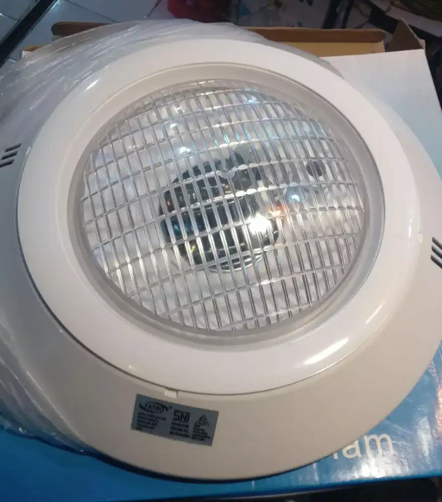 Tukang listrik mengerjakan area Bali