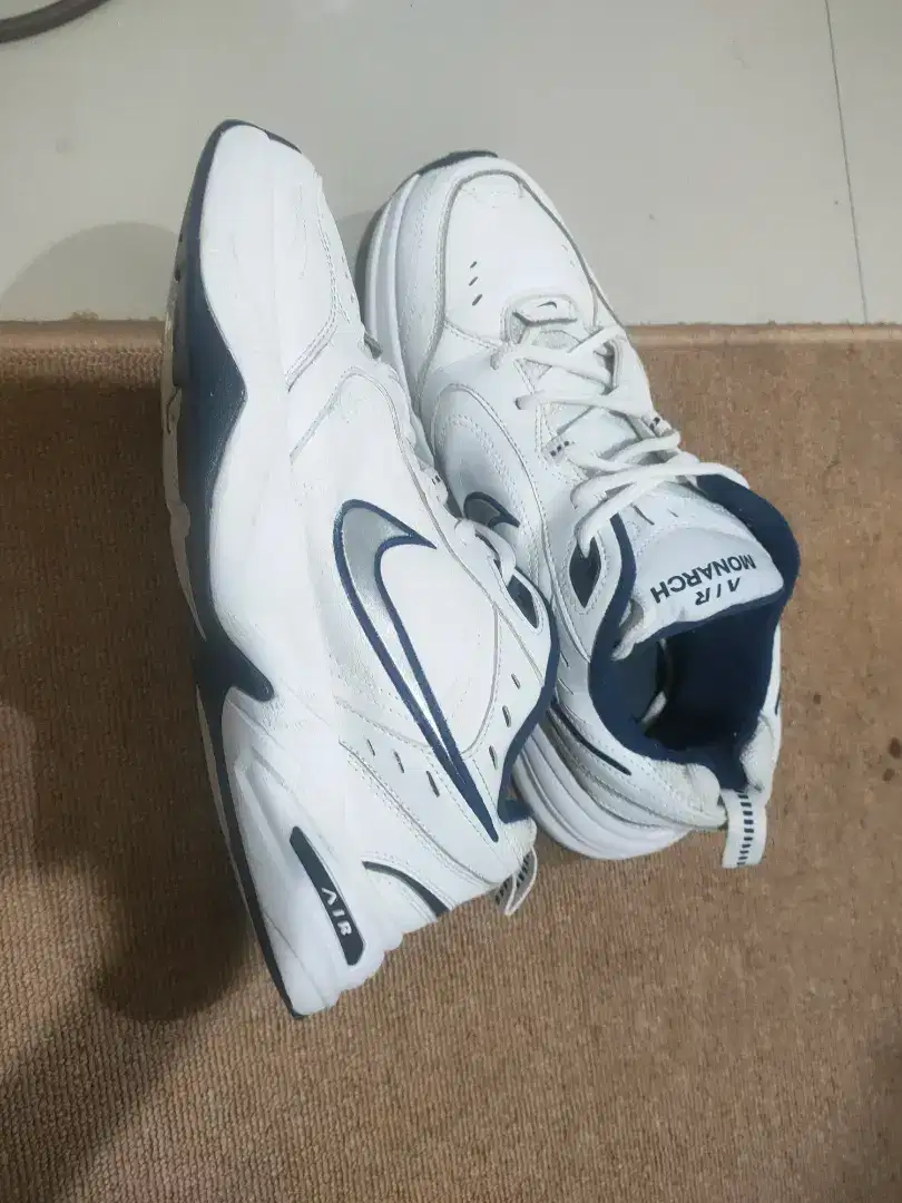 Koleksi pribadi Nike air minarch putih size 43  box kebuang