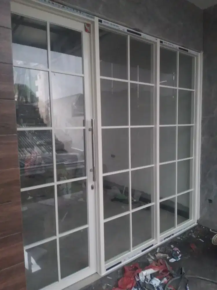 Partisi kaca alumunium