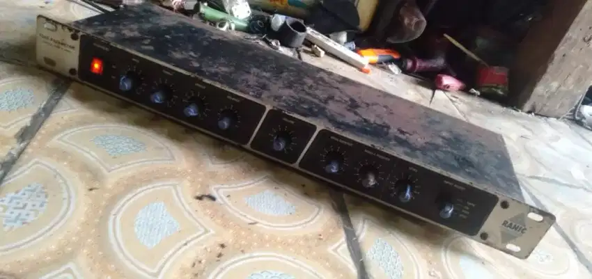 Se bh amplifier lawas kond hdp mgkn ada yg tertarik murah sj tuh