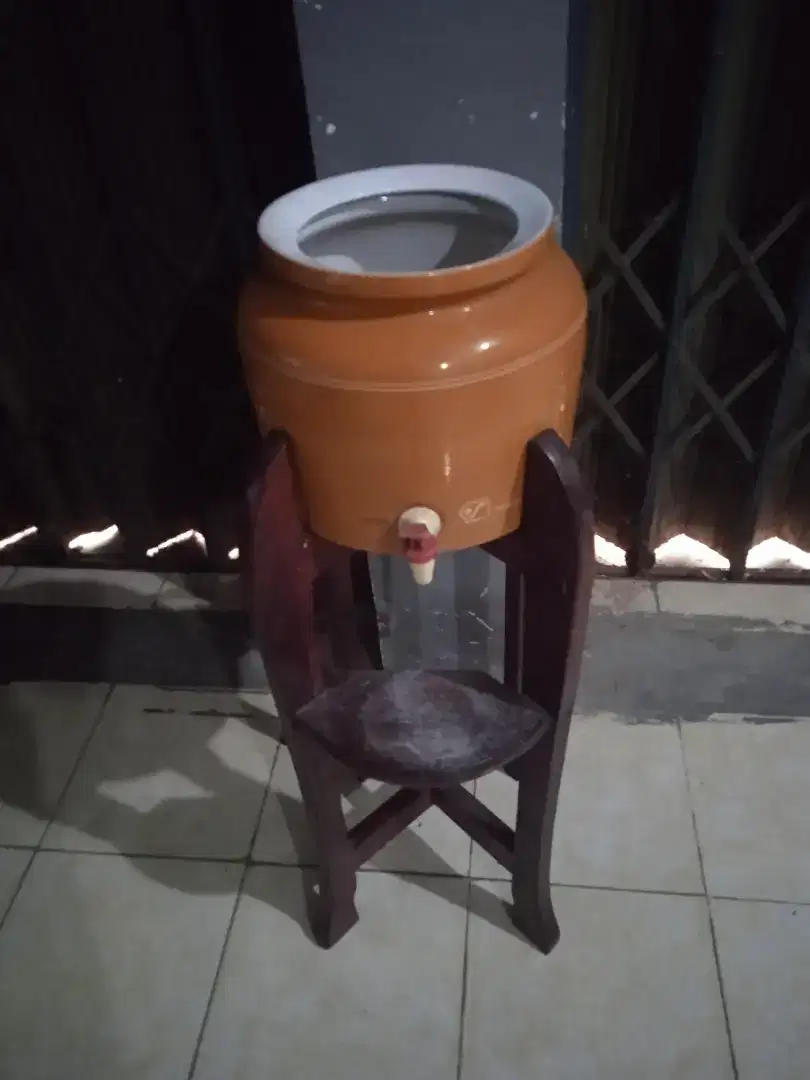 Rak dan Guci air Galon