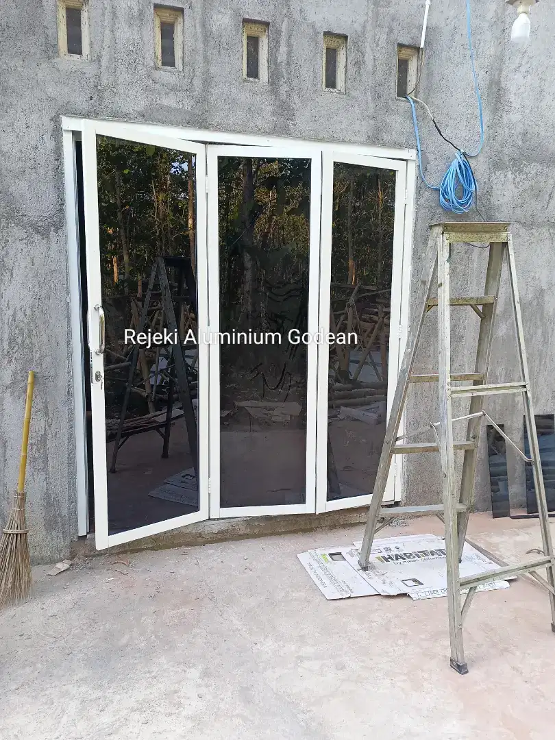 Pintu lipat aluminium kaca