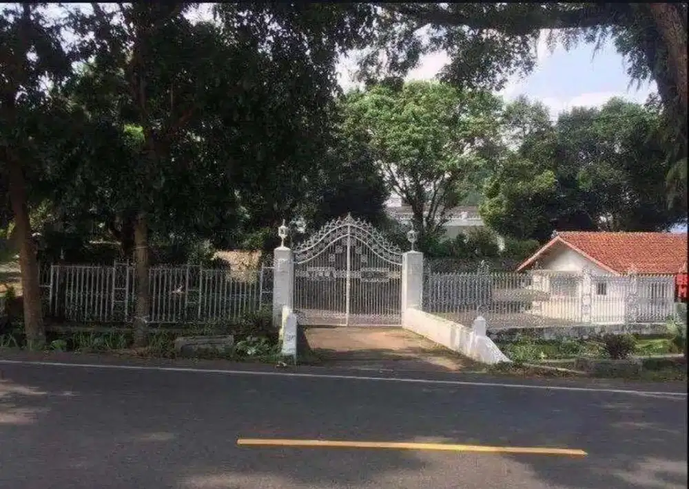 Villa di jalan raya utama puncak