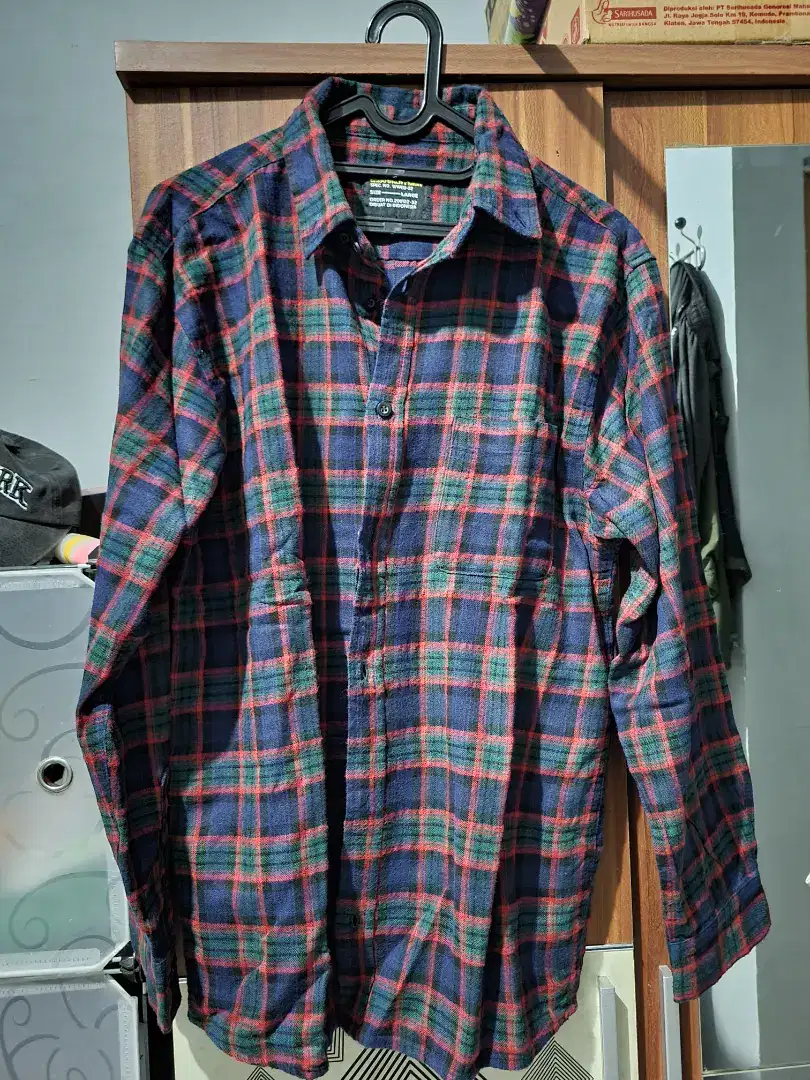 Erigo Long Sleeve Shirt Kemeja Lengan Panjang Warna Merah Hijau