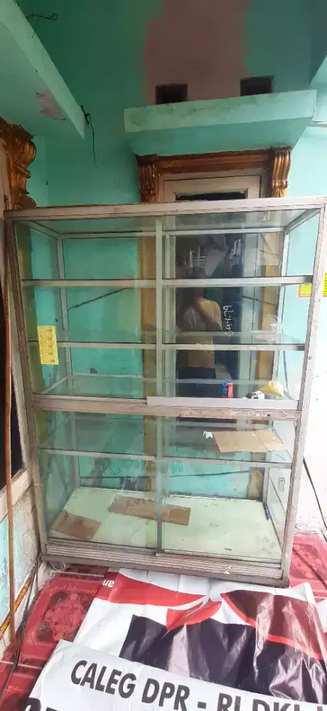 Jual etalase BU bekas