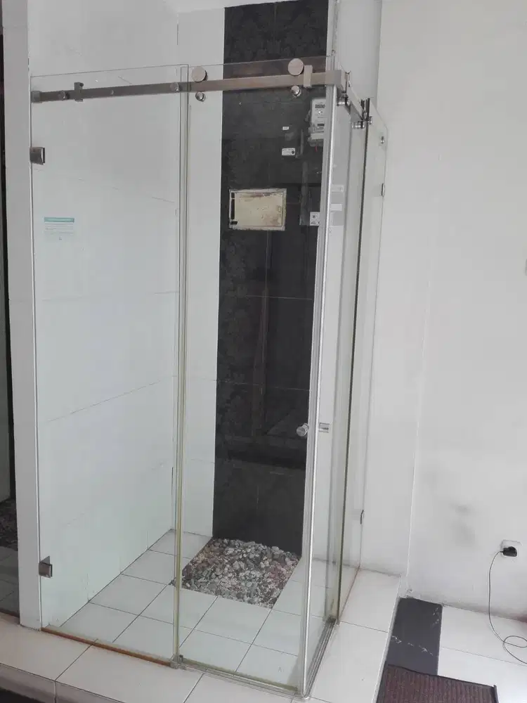 Kaca shower slidding