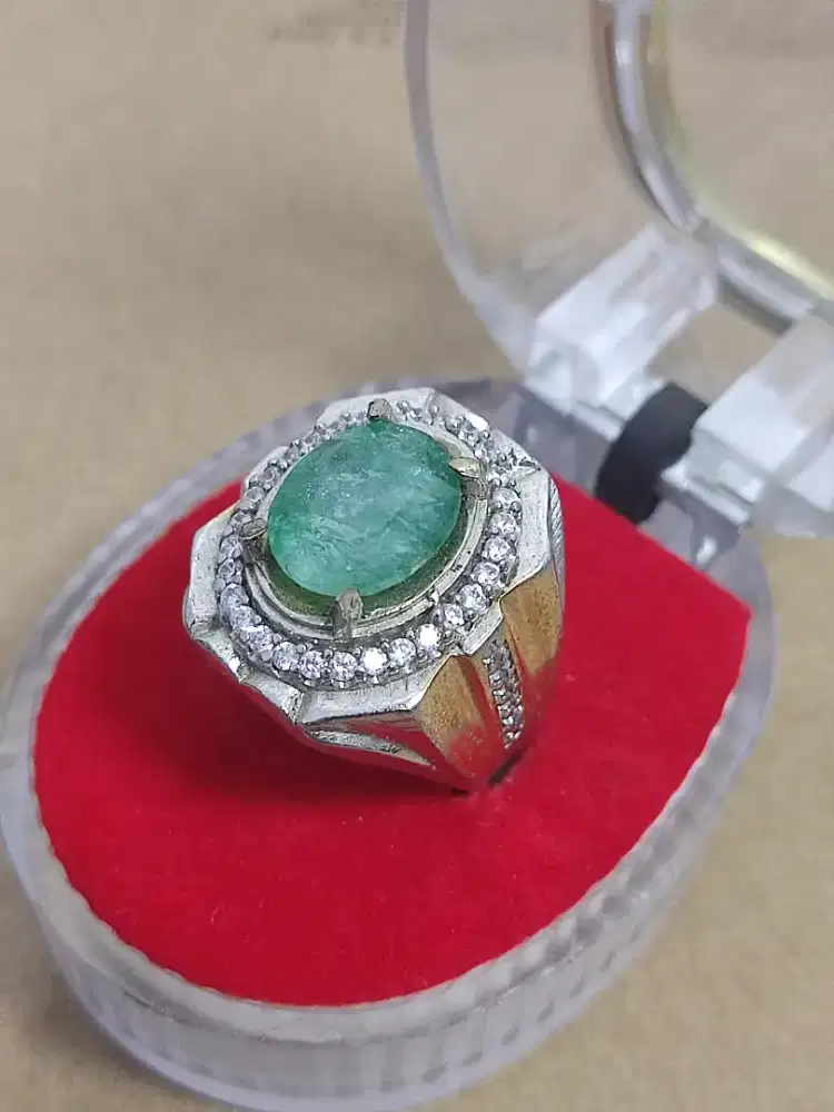 Batu zambrud warna hijau segar