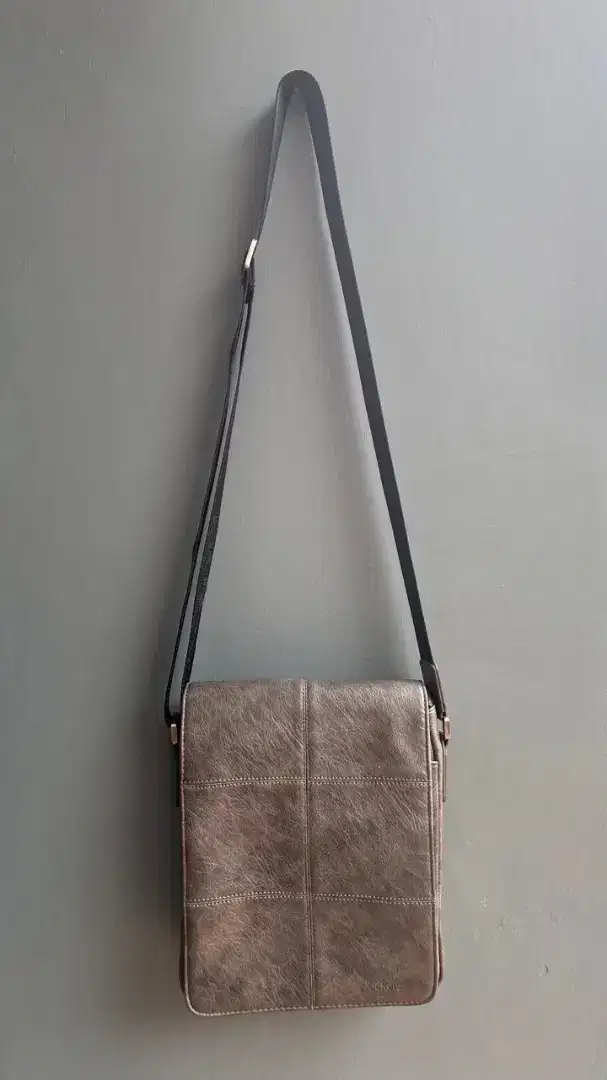 Kickers warna abu-abu