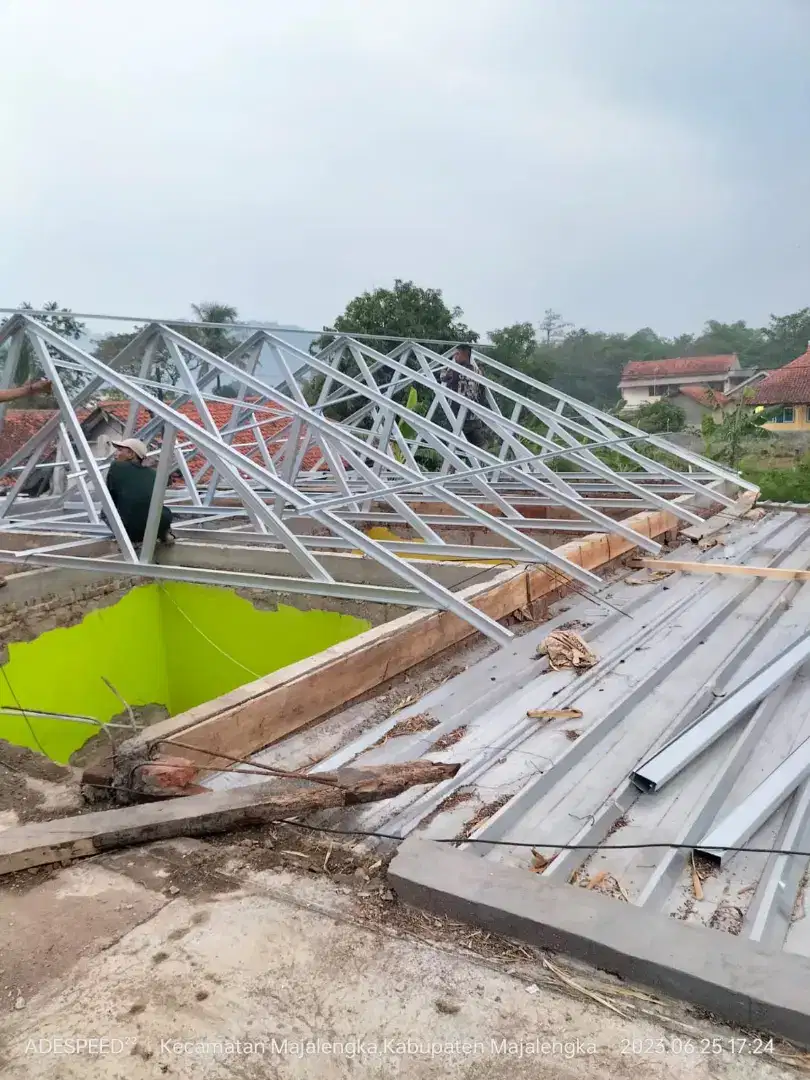 Bongkar pasang atap kayu diganti dengan atap baja ringan+genteng metal