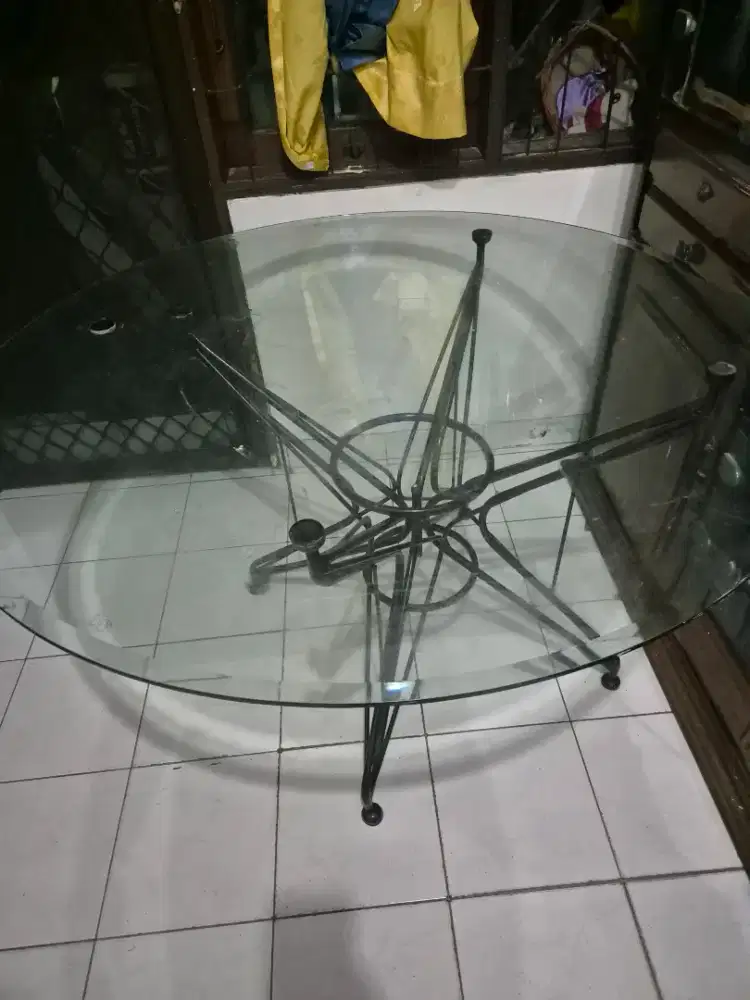 Meja makan kaca bulat