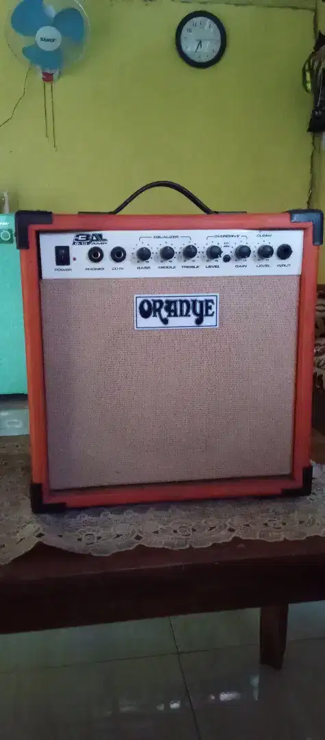 Speaker Oranye Amplifier Gitar Mp3