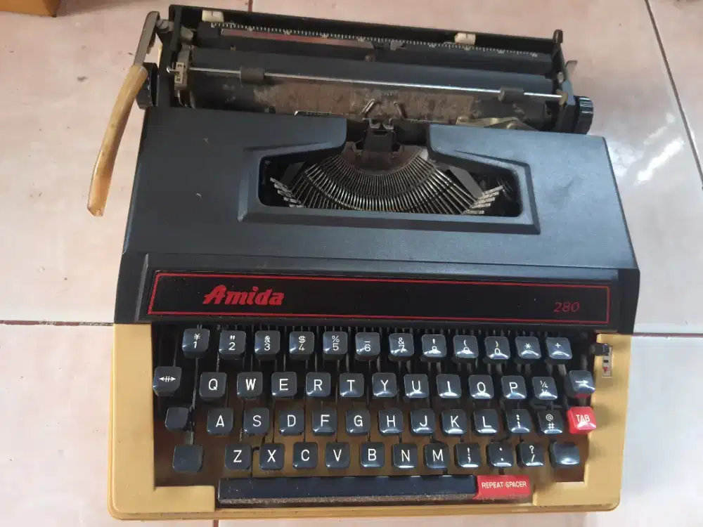 Mesin tik Antik merk Amida 280