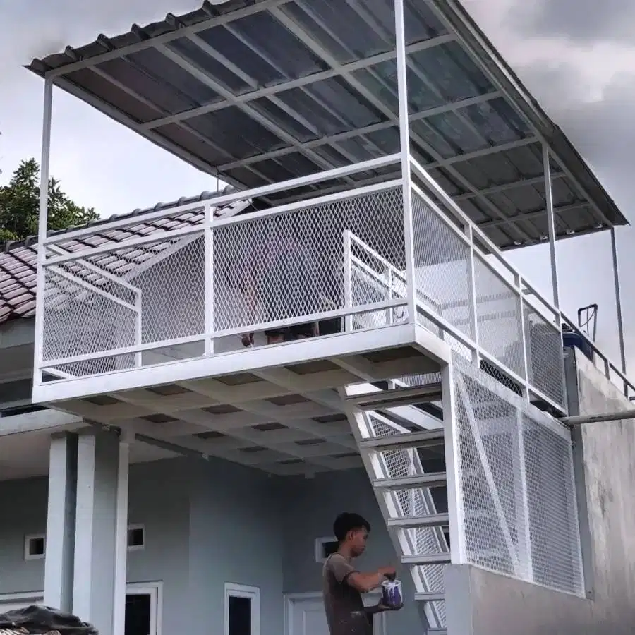 mezanin luar dengan atap tukang ahli