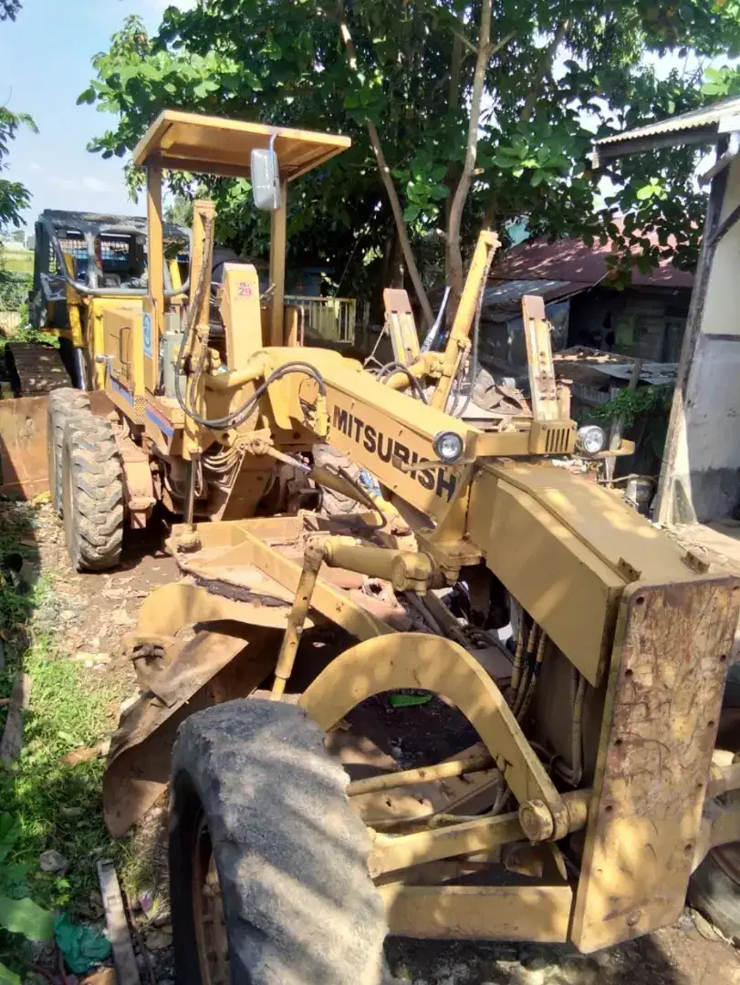 JUAL GRADER MG330 TAHUN 2011 BUKAN GREDER KOMATSU GD511