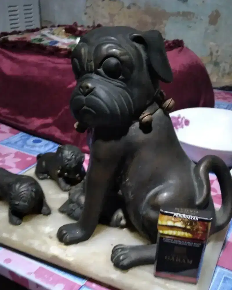 Patung anjing antik