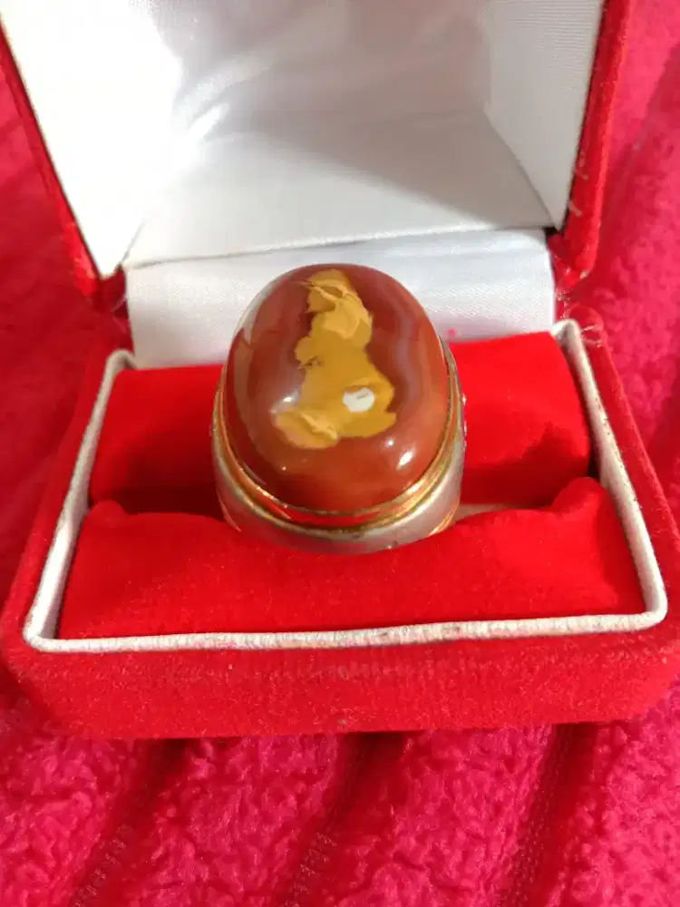 Cincin batu gambar orang.