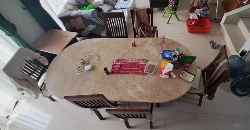 Meja makan marmer