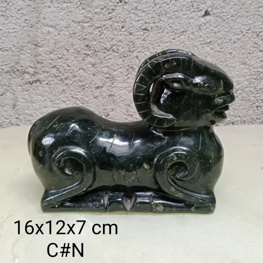 Pajangan batu black jade, carving domba/aries