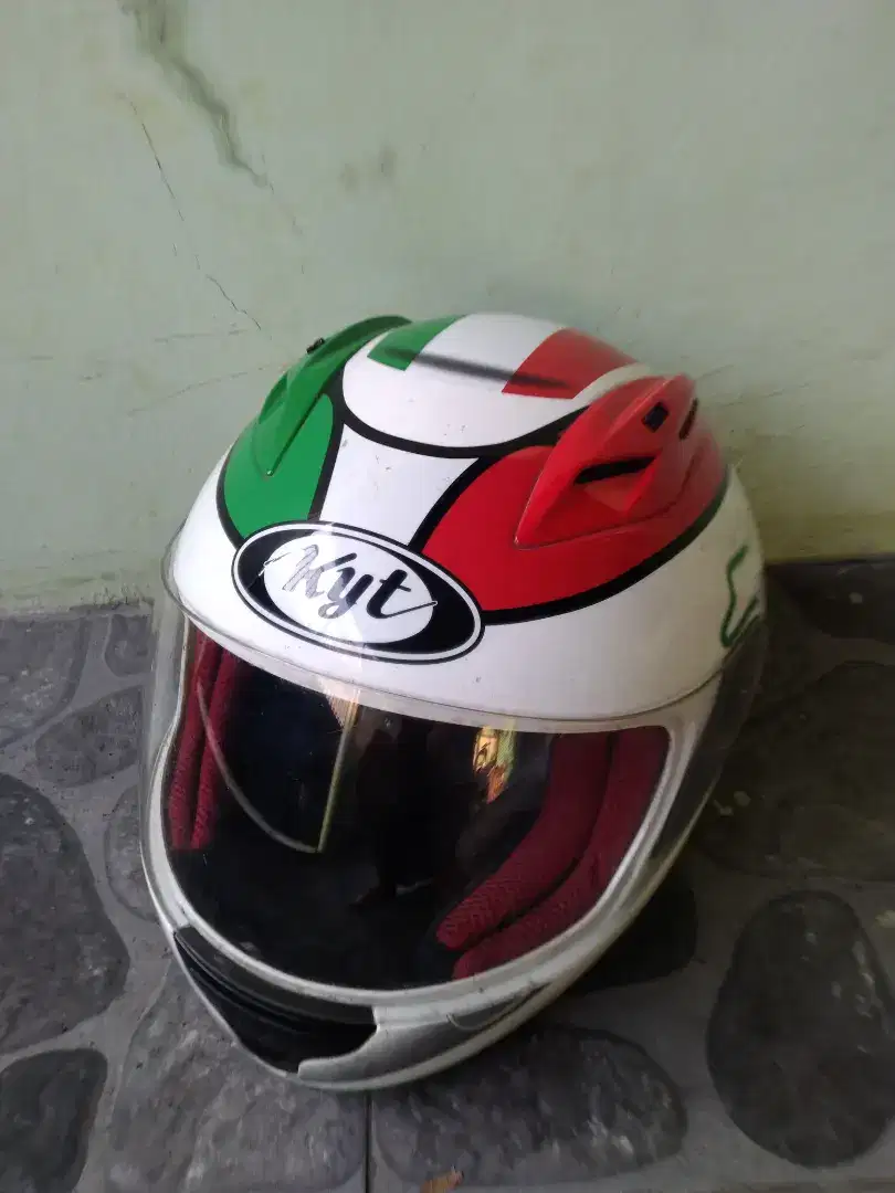 Helm merk KYT masih bagus