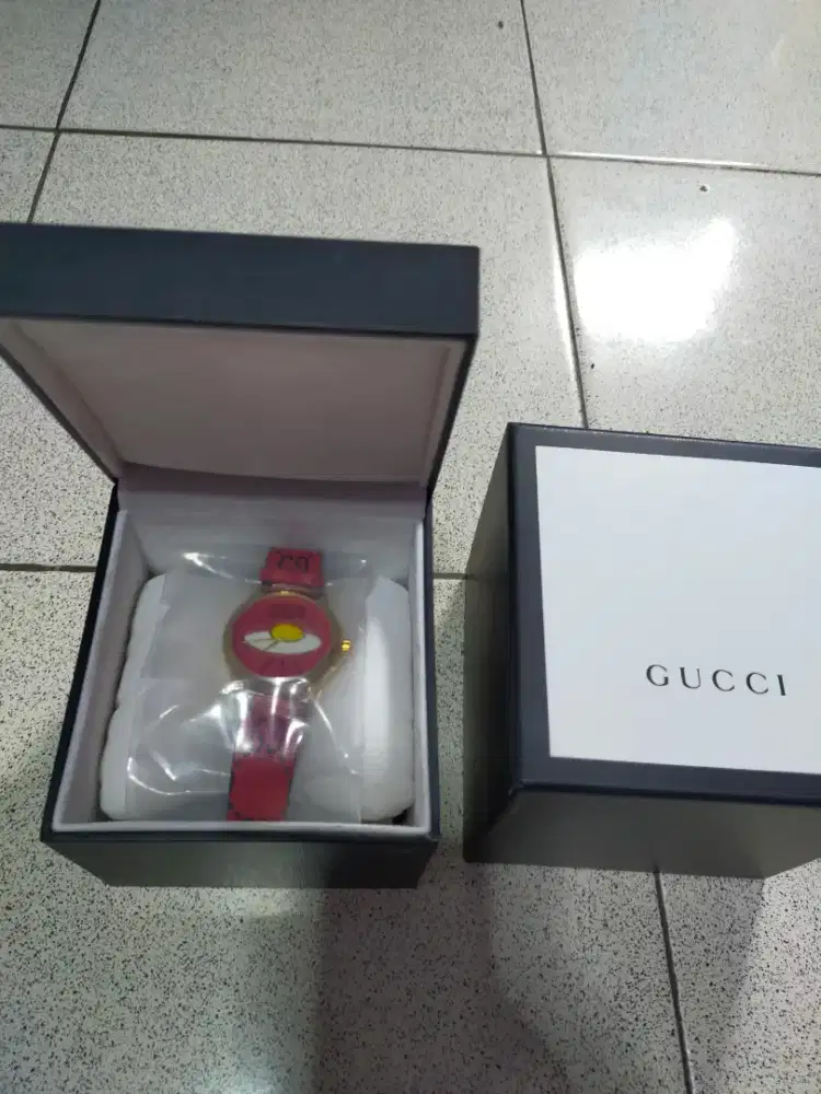Jam tangan wanita merek GUCCi