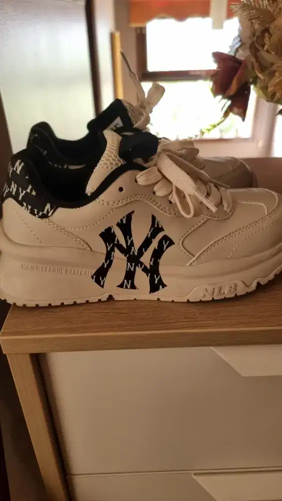 SEPATU OLAHRAGA  /FASHION