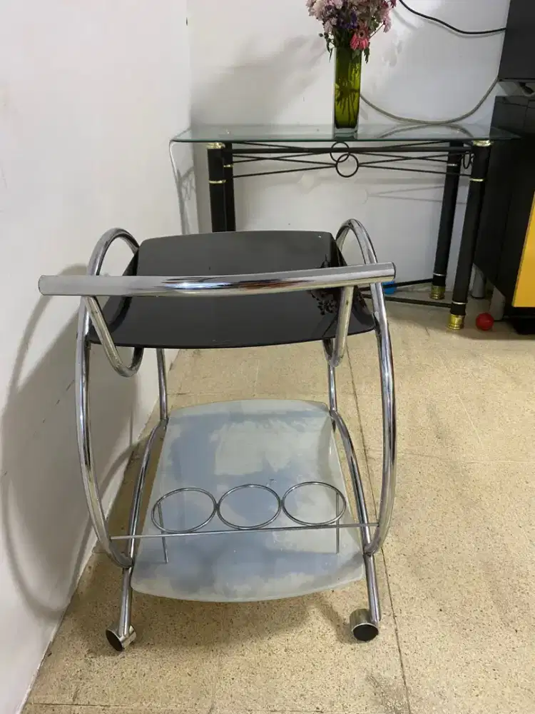 Meja dorong 2 tingkat ber roda