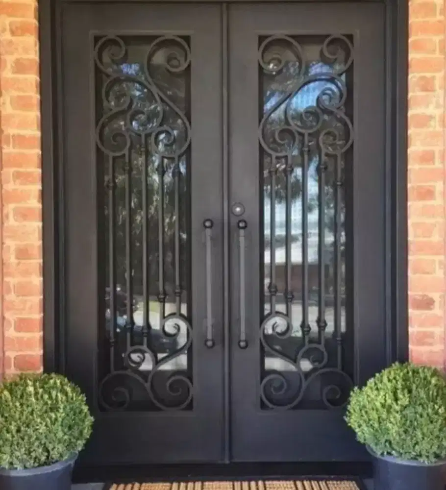 Pintu utama besi tempa